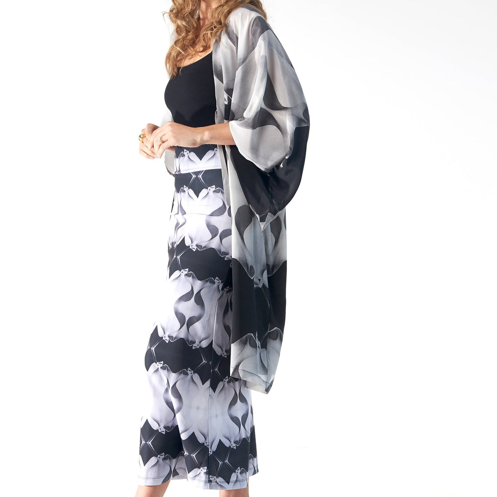 
                  
                    Babs Silk Kimono - Black/White La Pedrera Inspired
                  
                
