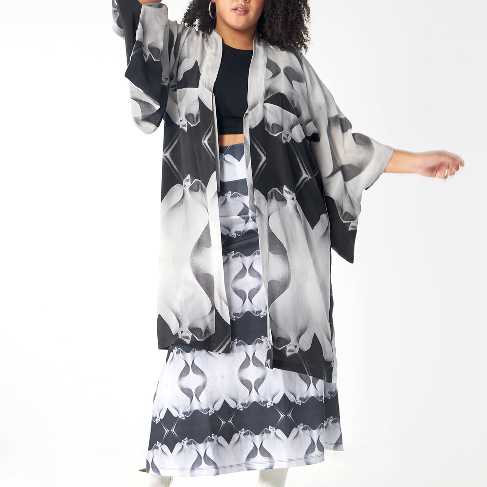
                  
                    Babs Silk Kimono - Black/White La Pedrera Inspired
                  
                