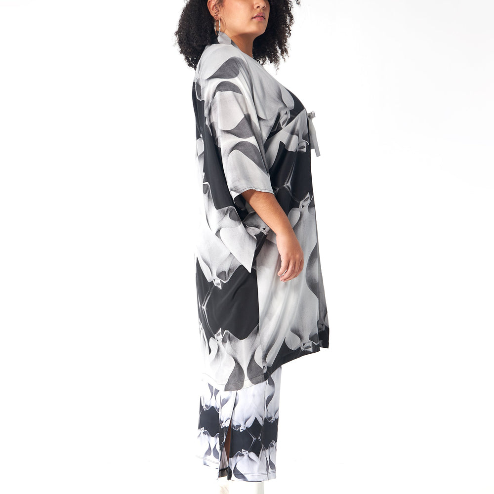 
                  
                    Babs Silk Kimono - Black/White La Pedrera Inspired
                  
                