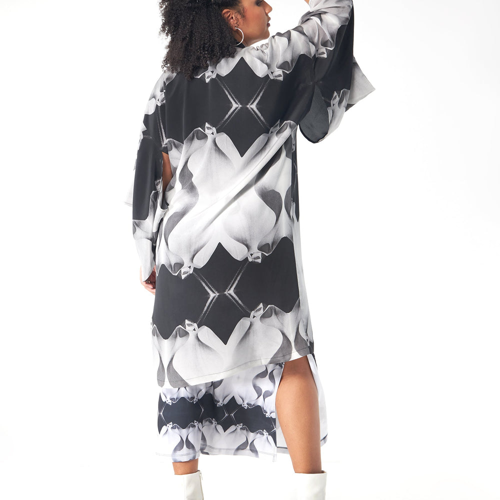 
                  
                    Babs Silk Kimono - Black/White La Pedrera Inspired
                  
                